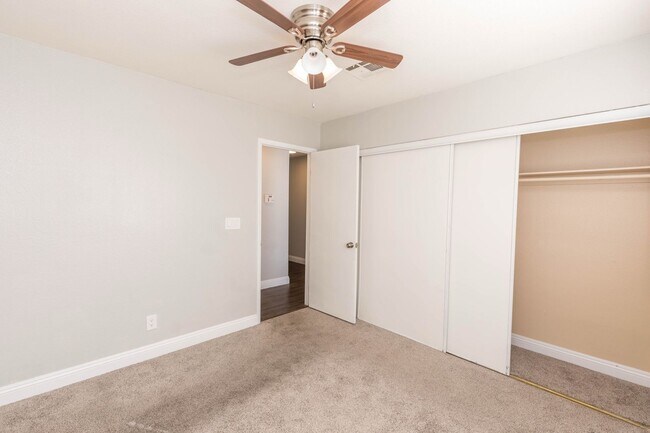 Building Photo - Lovely Home in The Lakes!