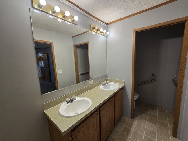 Building Photo - 700 W Ridgeway Ave