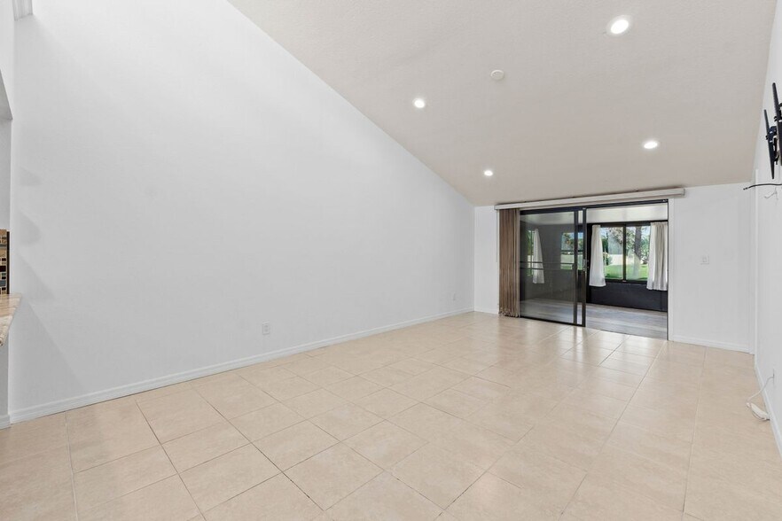Building Photo - 1431 SE Berwick Ct