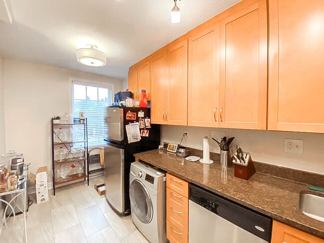 Building Photo - Beautifully Updated 1 Bedroom 1 Bathroom U...