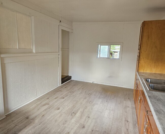 Building Photo - 1 Bed 1 Bath Apartment with one parking.  Tenant pay all utilities.