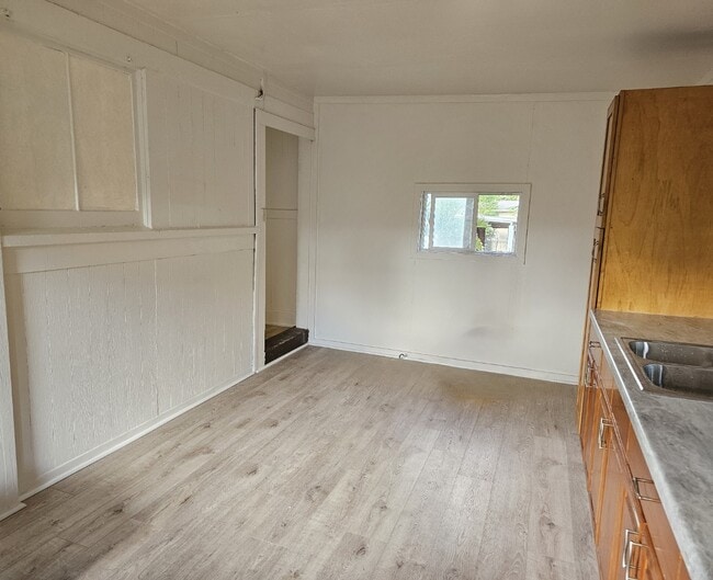 Building Photo - 2 Bed 1 Bath Apartment with one parking.  Tenant pay all utilities.