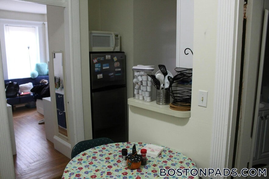 Building Photo - 463 Park Dr