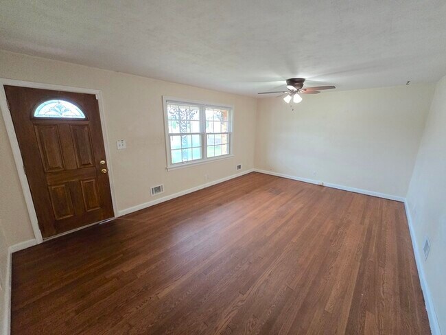 Building Photo - Charming 4-Bedroom Brick Ranch in Virginia Beach!