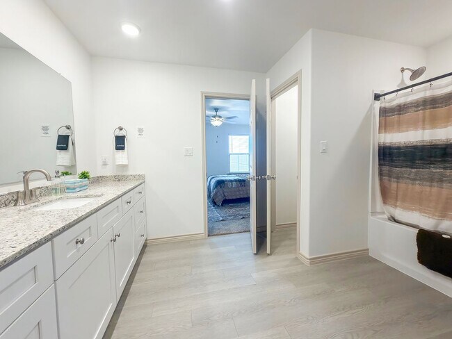 Building Photo - The Perfect Blend of Function and Luxury