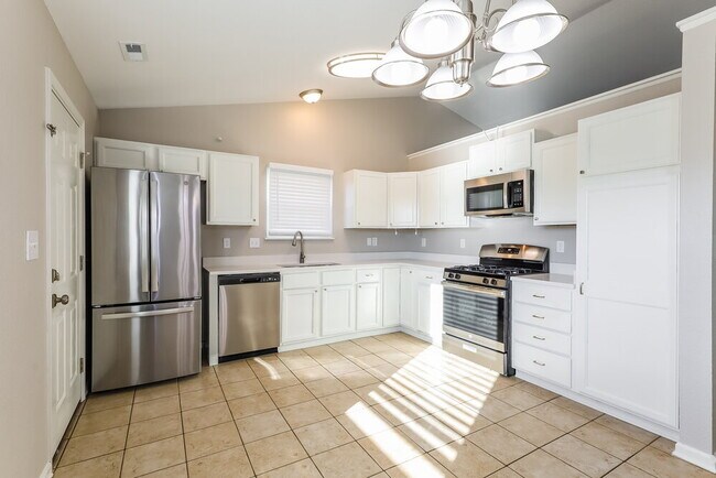 Building Photo - 450 Lake Shore Ct