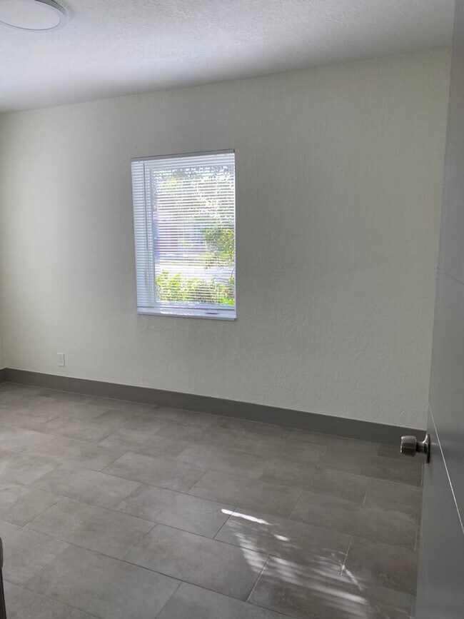 Building Photo - 1218 S B St