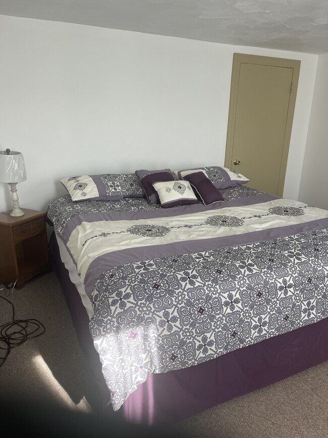 King size bedroom - 14 Moulton St