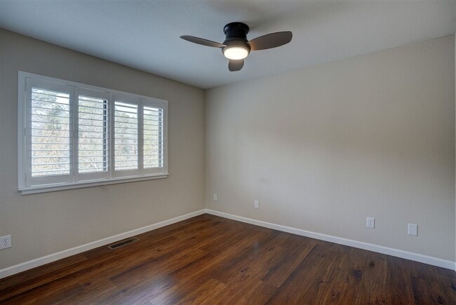 Building Photo - 3 bedroom, 2 bathroom home in Forest Hylands!