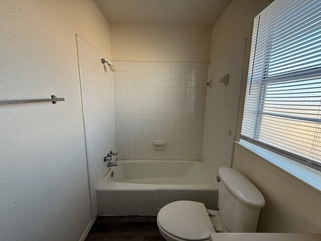 Building Photo - 1021 Pleasant Valley Ln