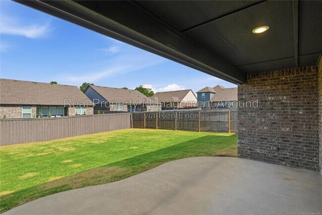 Building Photo - 3706 S 13th Pl