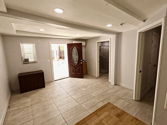 Building Photo - 606 18th Ave N