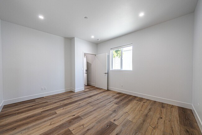 Building Photo - 4445 1/2 Auckland Ave