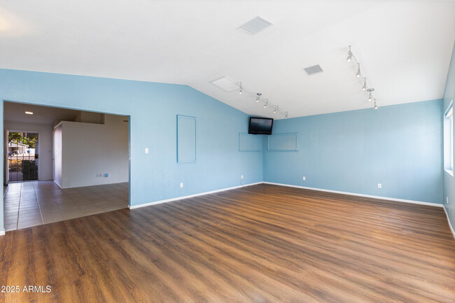 Building Photo - 6819 E Grandview Dr
