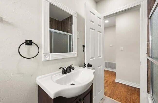 Building Photo - Charming Central OKC/Venice Neighborhood h...