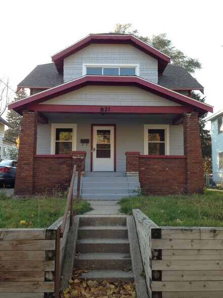 Building Photo - 821 Diamond Ave NE