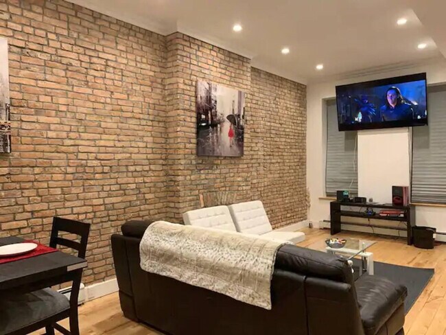 Building Photo - 698 Lexington Ave
