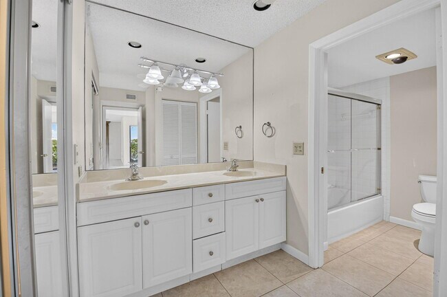 Building Photo - 9264 Vista Del Lago