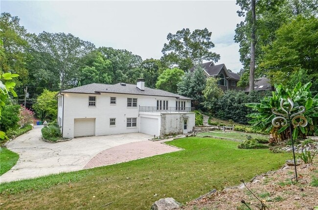 Building Photo - 2079 Street De Ville
