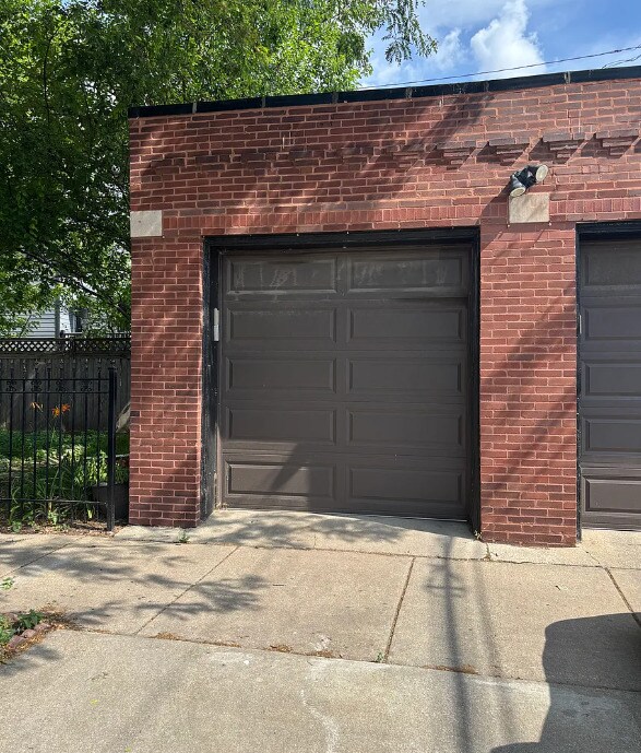 Building Photo - 2501 N Artesian Ave