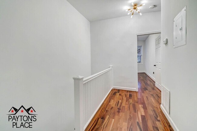 Building Photo - Spacious Apartment with Outdoor space