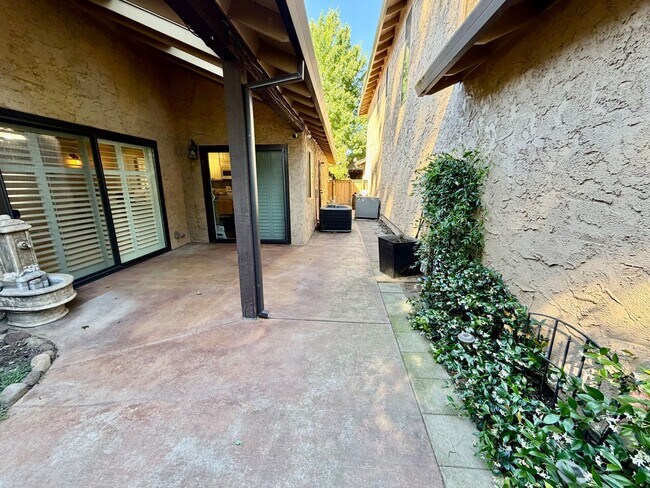 Building Photo - Beautiful Townhome with Great Schools, Great Location! Pet Friendly!