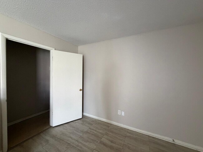 Building Photo - 2218 Jonathan Dr NW