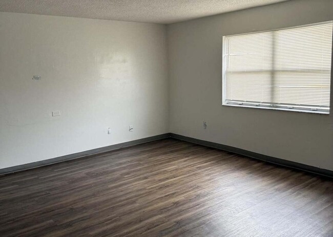 Building Photo - 5713 Candlewood St