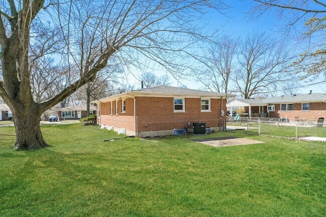 Building Photo - 320 St Eugene Ln