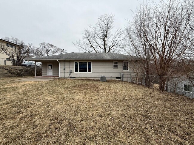 Building Photo - Spacious 4 Bedroom Home + Garage, Fenced Backyard & Bonus Lower Level