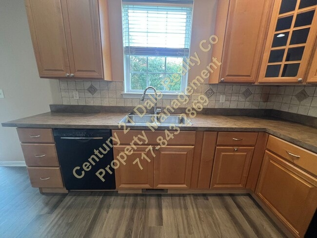 Building Photo - Beautiful 3 BR, 2.5 Bath home in Woodcrest Hills Condo located in Central York School District