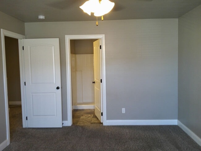 Building Photo - 3 Bed 2.5 Bath -Newer town home living in ...