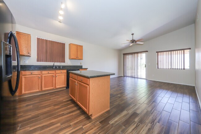 Building Photo - 8070 N Wild Aster Way