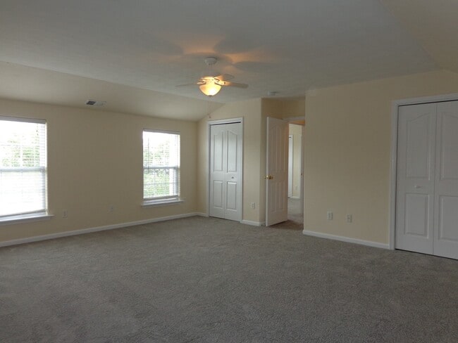 Building Photo - HUNNINGDON COMMONS