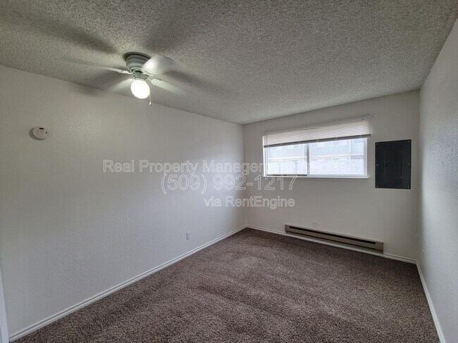 Building Photo - 3121 W Hood Ave