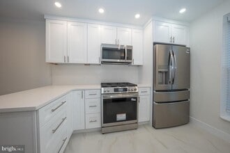 Building Photo - 1740 Oakwood Terrace