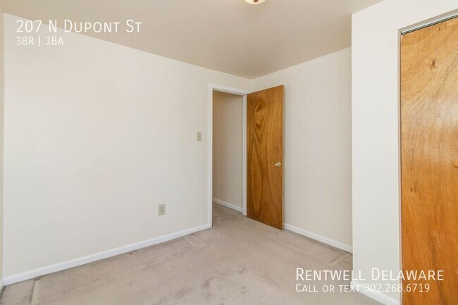 Building Photo - GORGEOUS TOWNHOME