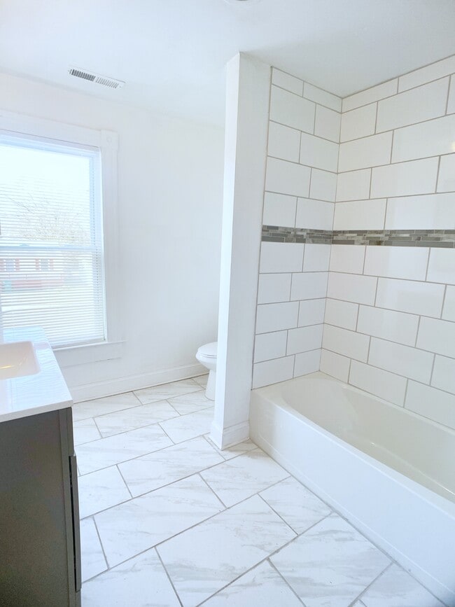 Building Photo - 307 Elm St