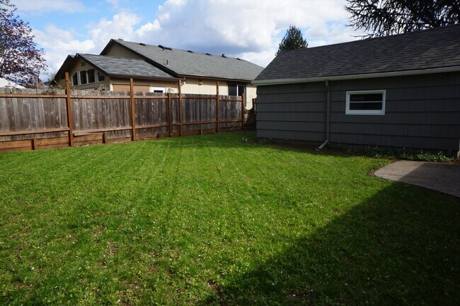 Building Photo - SE Portland 3-bedroom remodeled Bungalow