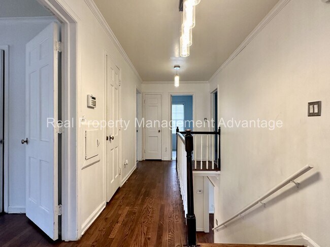 Building Photo - Charming Colonial-Style Home in the Desira...