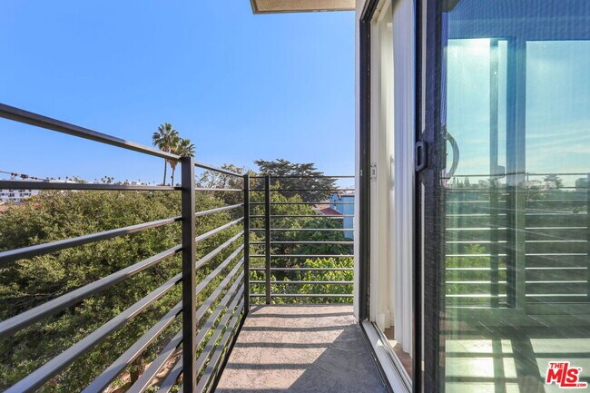 Building Photo - 803 N Harvard Blvd