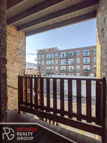 Building Photo - 736 W Addison St