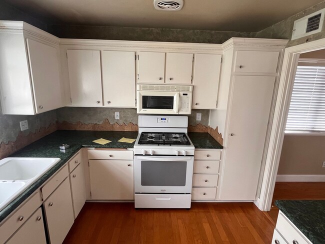 Building Photo - New Photos! Lovely One Level home in Valen...