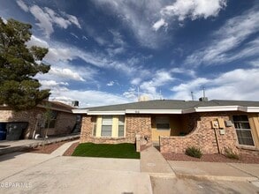 Building Photo - 910 Destello Rd