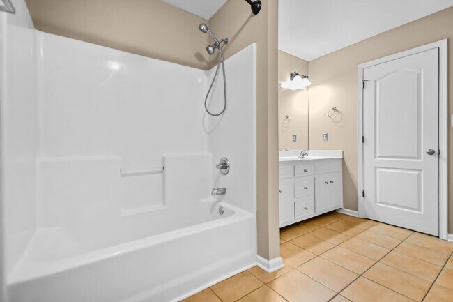 Building Photo - Pet Friendly Three Bedroom!