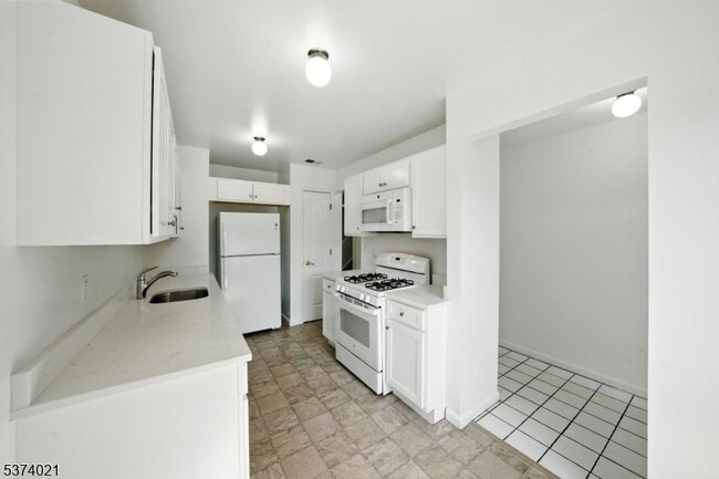 Building Photo - 31 Hickory Ln
