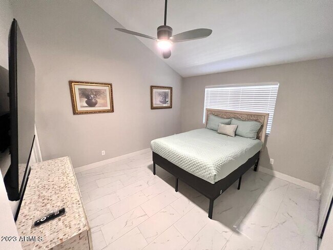 Building Photo - 906 S Lola Ln