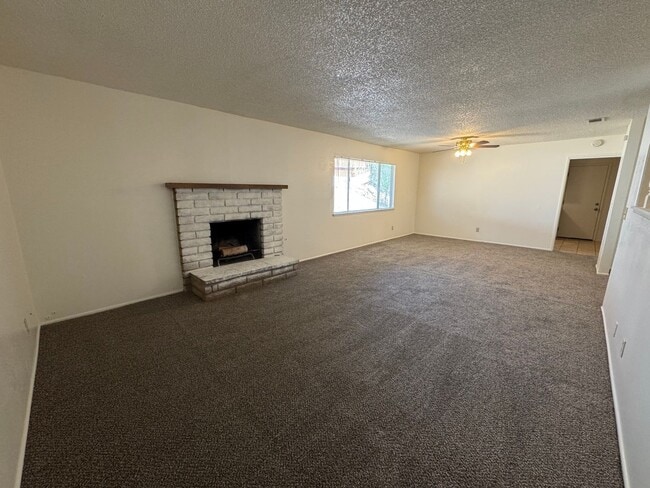 Building Photo - Victorville Home
