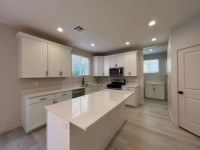 Building Photo - "Spacious 4-Bed, 3.5-Bath Gem with 2,359 Sq Ft of Comfort in Scenic St. George!"