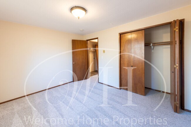 Building Photo - Updated 2 Bedroom Home in Quiet Neighborhood